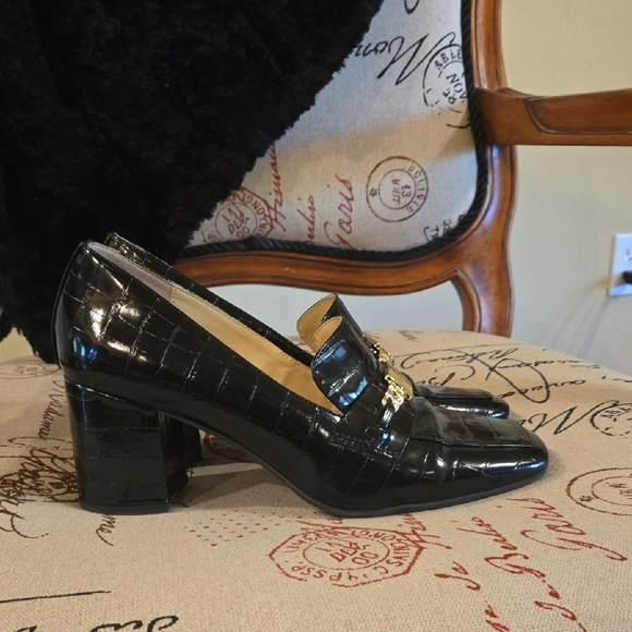 Liz Claiborne Melba Black Patent Loafers with Gold Accent - Picture 2 of 11